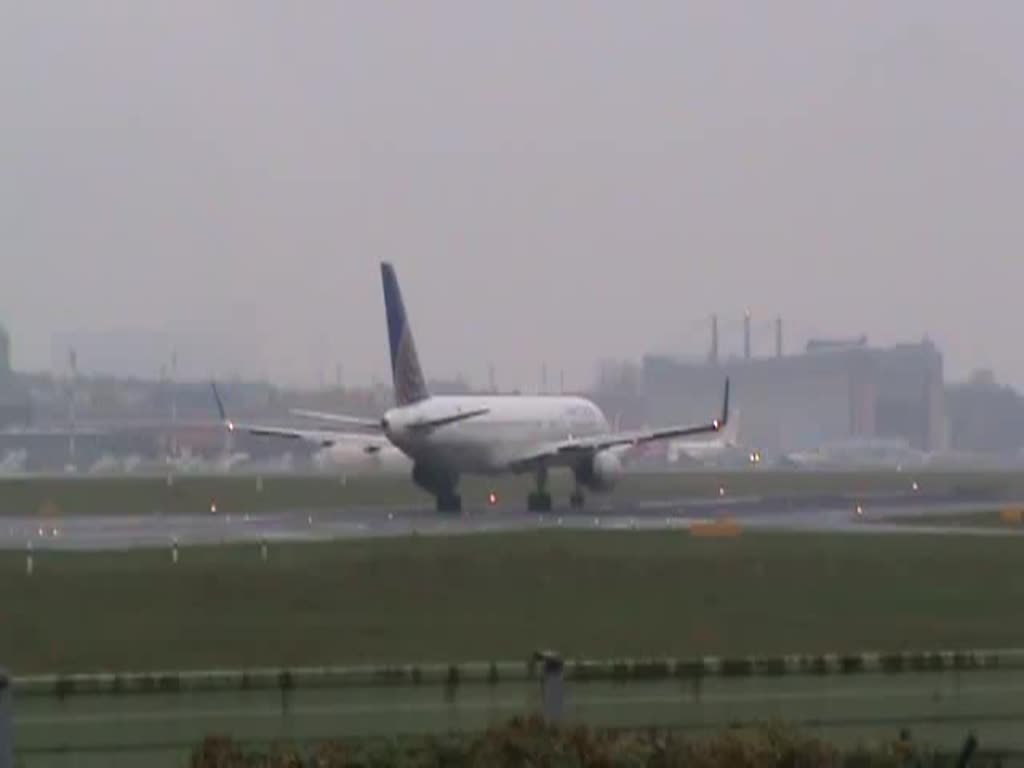 United Airlines B 757-224 N17133 beim Start in Berlin-Tegel am 26.10.2014