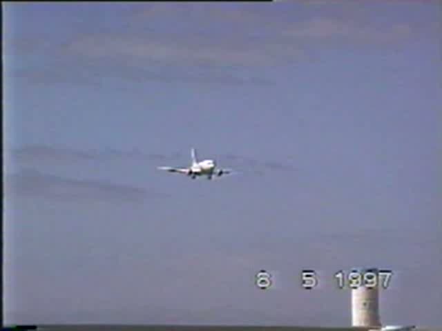 Viva Air B 737-300 bei der Landung auf dem Flughafen von Lanzarote am 08.05.1997, Digitalisierung einer alten Video 8 Aufnahme