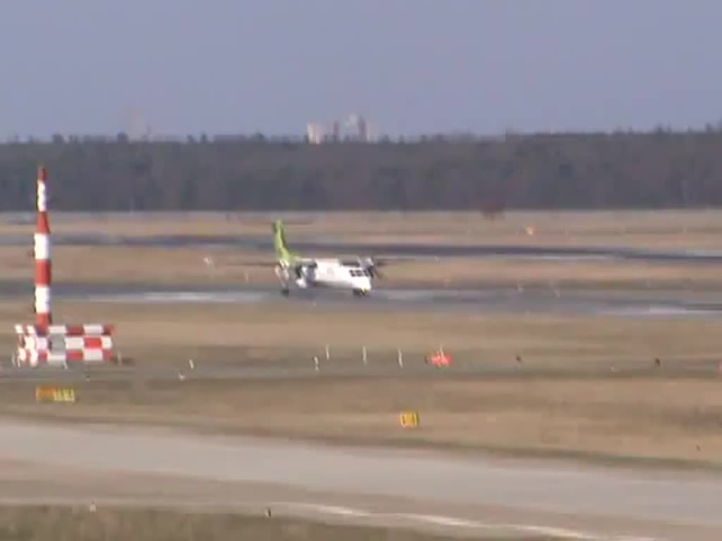 Air Baltic DHC-8-402Q YL-BAI beim Start in Berlin-Tegel am 14.04.2013