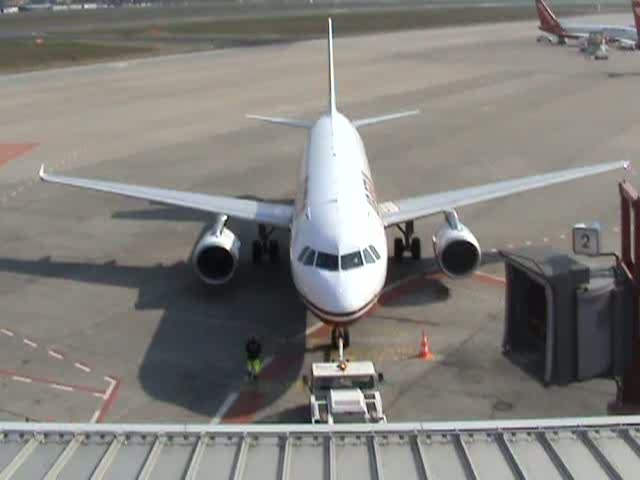 Air Berlin A 320-214 D-ABDE beim Pushback und Anlassen der Triebwerke am 30.04.2009 auf dem Flughafen Berlin-Tegel