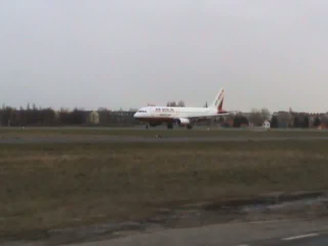 Air Berlin A 320-214 D-ABDG beim Start in Berlin-Tegel am Morgen des 27.02.2010