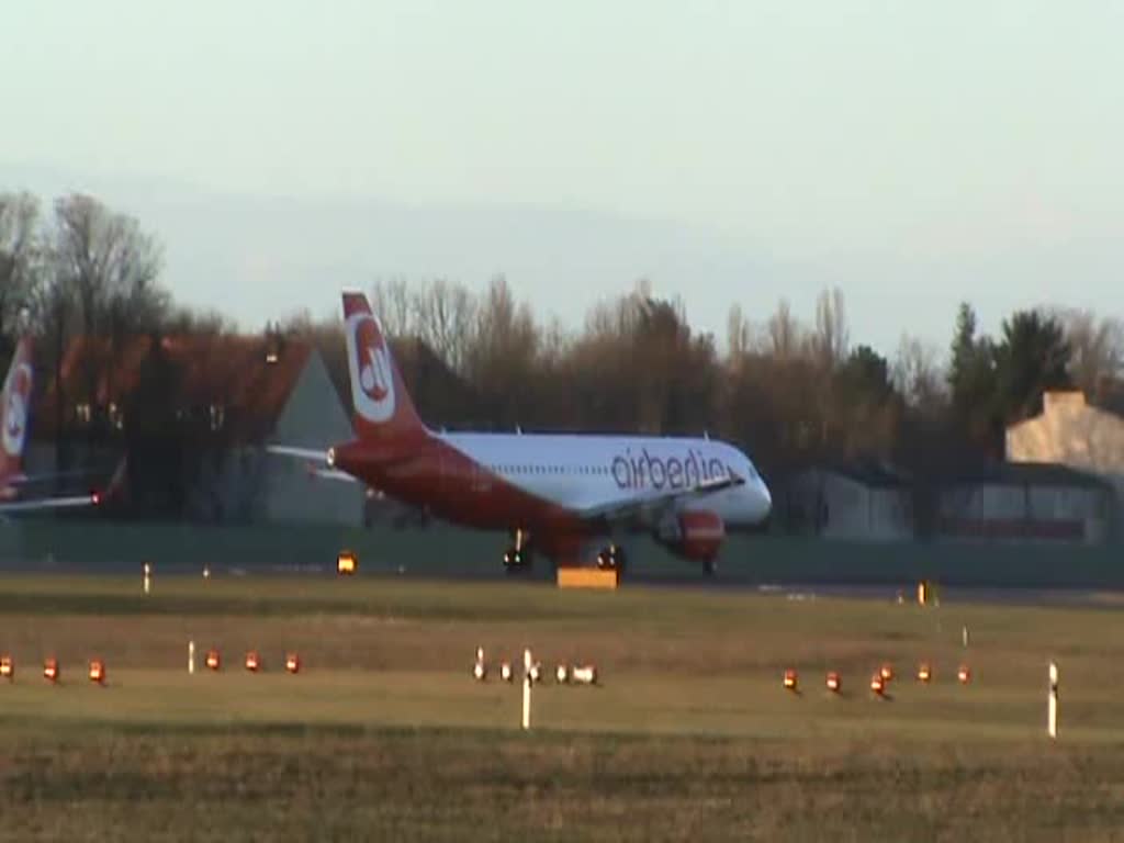 Air Berlin A 320-214 D-ABFP beim Start in berlin-Tegel am 08.02.2014