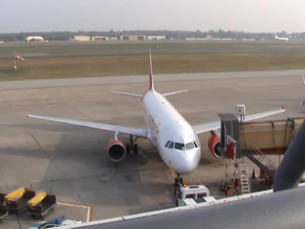 Air Berlin A 320-214 D-ALTE, Pushback, Anlassen der Triebwerke und Rollen zum Start am 22.08.2012 in Berlin-Tegel