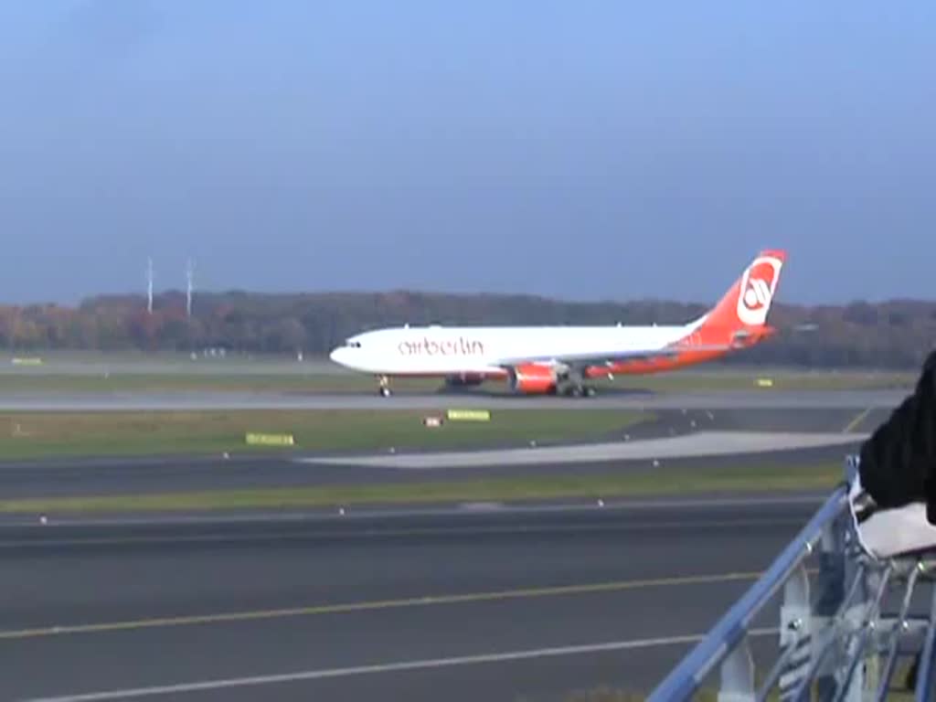 Air Berlin A 330-223 D-ALPJ beim Start in Dsseldorf am 31.10.2011