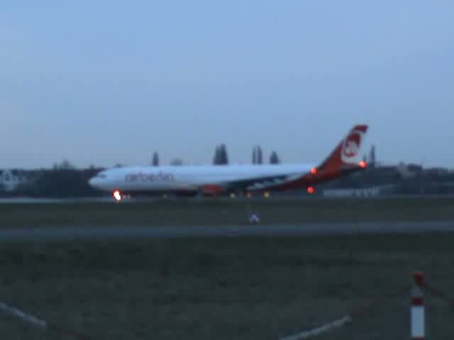 Air Berlin A 330-322 D-AERK beim Start in Berlin-Tegel am frhen Morgen des 02.04.2010