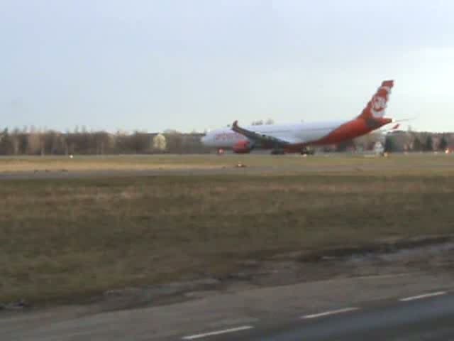 Air Berlin A 330-322 D-AERQ beim Start nach Teneriffa am  Morgen des 27.02.2010 auf dem Flughafen Berlin-Tegel