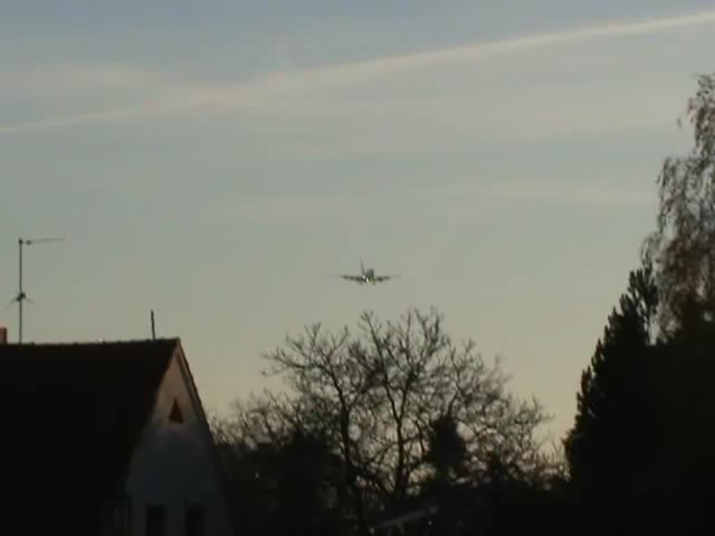 Air Berlin B 737-76J D-ABLD bei der Landung in Berlin-Tegel am 31.10.2013