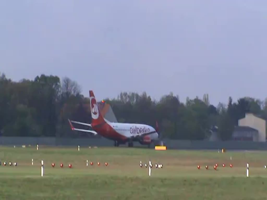 Air Berlin B 737-7K5 D-AhXG beim Start in Berlin-Tegel am 01.05.2015