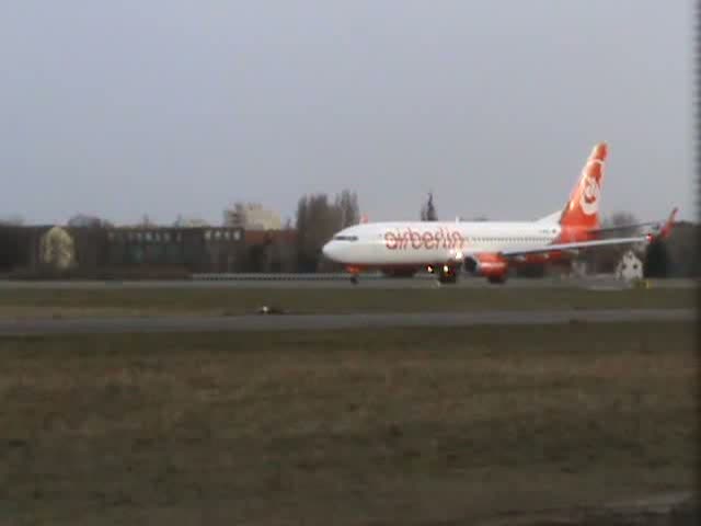 Air Berlin B 737-86J D-ABKG beim Start in Berlin-Tegel am Morgen des 27.02.2010