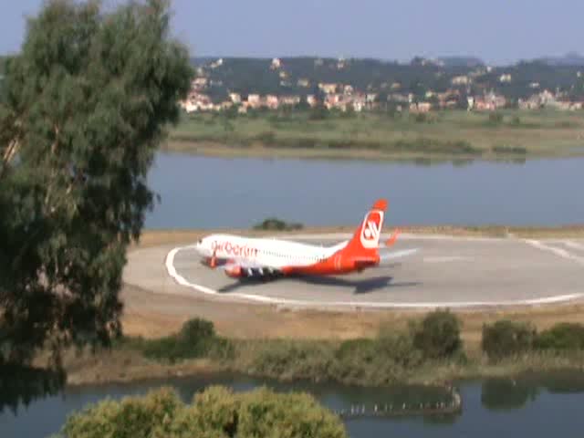 Air Berlin B 737-86J(WL) D-ABKF beim Start in Korfu am 17.07.2010