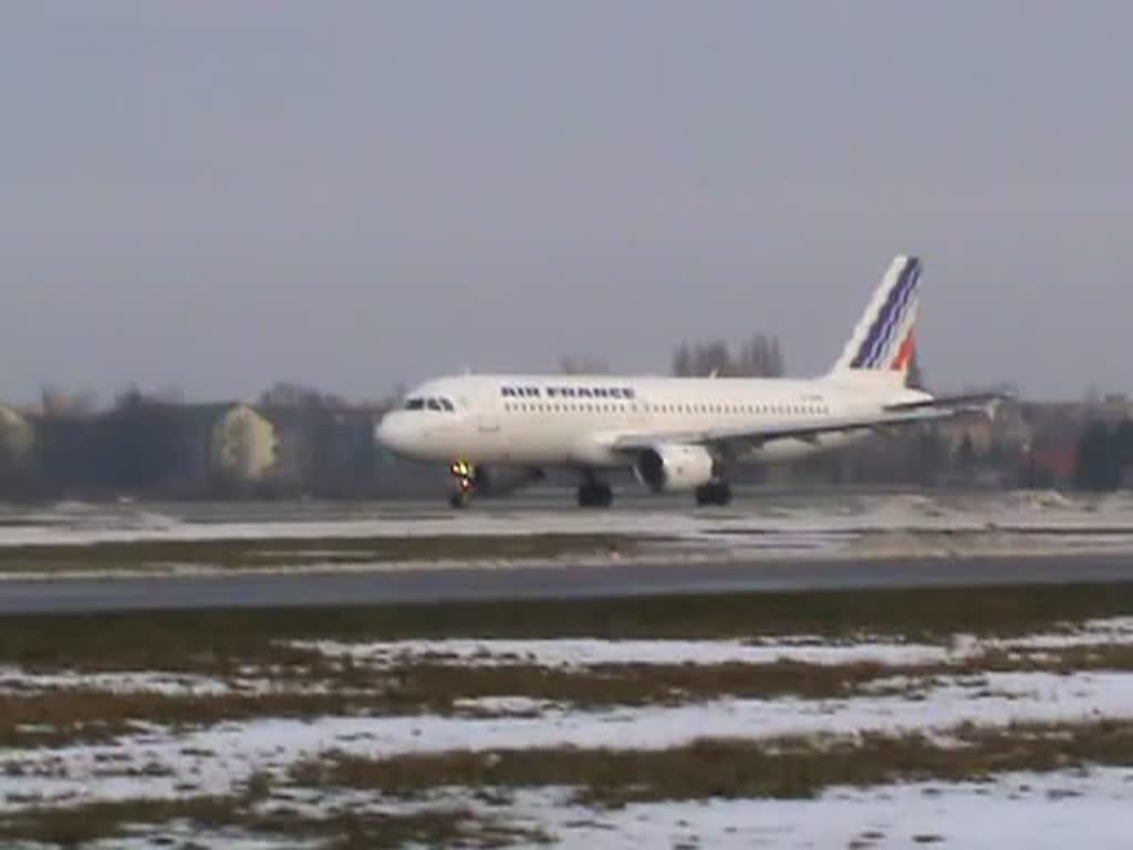 Air France A 320-211 F-GJVG beim Start in Berlin-Tegel am 08.01.2011