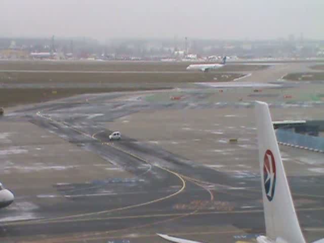 Airbus A319-100 der Lufthansa auf dem Weg zur Startbahn in Frankfurt am Main