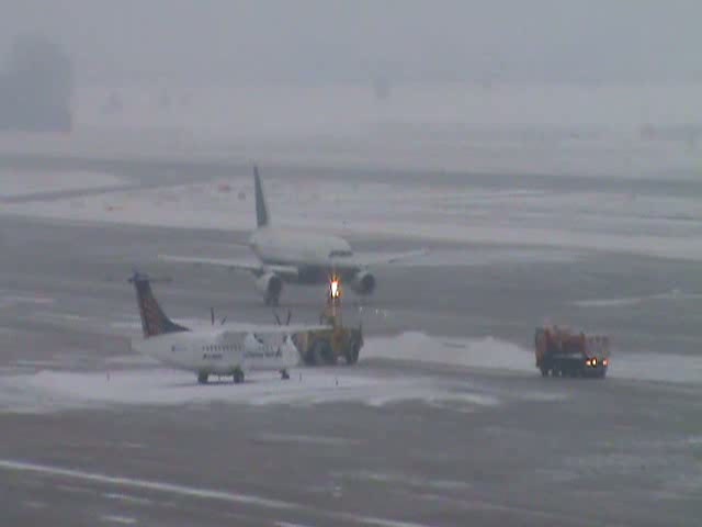 Airbus A319-133X(CJ) der DC Aviation beim Rollen nach der Landung in Stuttgart