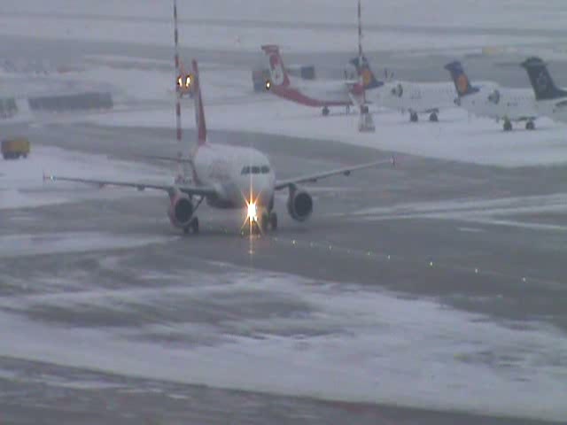 Airbus A319 der Air Berlin beim Rollen nach der Landung in Stuttgart