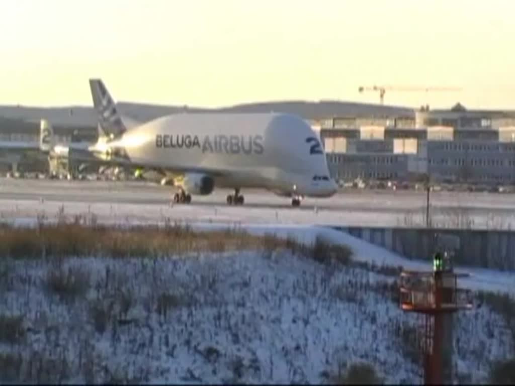 Airbus Industries Beluga (Nr.2) beim Start in Hamburg Finkenwerder am 06.12.12