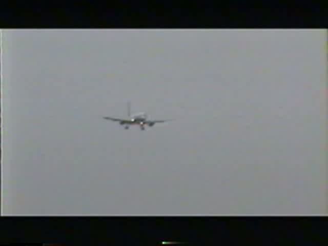 Airtours B 757 bei der Landung auf dem Flughafen Mahon im Mai 1999. Digitalisierung einer Video 8 Aufnahme.