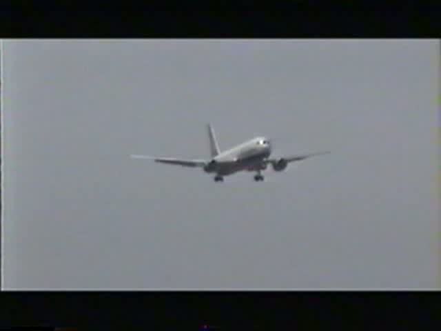 Airtours B 767 bei der Landung und Britannia B 757  beim Rollen und Start im Mai 1999 auf dem Flughafen Mahon. Digitalisierung einer Video 8 Aufnahme.