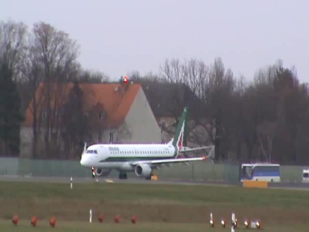 Alitalia City Liner ERJ-190-100LR EI-RNB beim Start in Berlin-Tegel am 03.01.2015