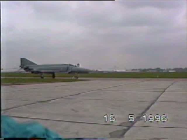 Ankunft einer Bundeswehr McDonnel Douglas F 4F auf dem ILA-Gelnde in Berlin-Schnefeld am 16.05.1996, Digitalisierung einer Video 8 Aufnahme