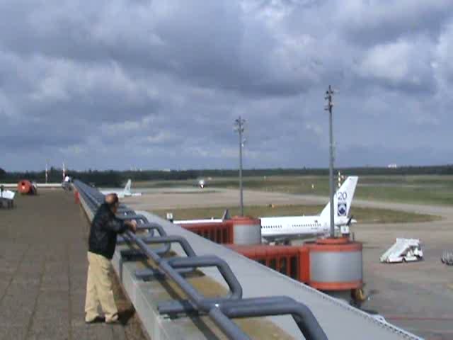Ankunft der Delta Airlines B 767-332(ER) N197DN am 26.07.2009 auf dem Flughafen Berlin-Tegel