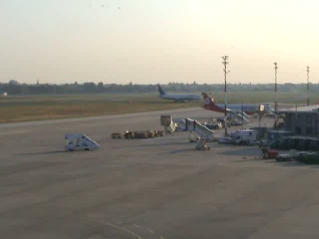 Ankunft der Delta Airlines B 767-332(ER) N174DN auf dem Flughafen Berlin-Tegel am Morgen des 20.09.2009