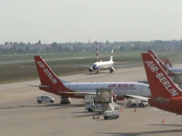 Ankunft des Lufthansa A 321-131 D-AIRX  Retrojet  auf dem Flughafen Berlin-Tegel am 30.04.2009