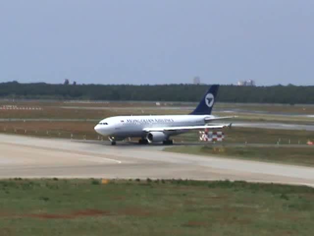 Ankunft des Mongolian Airlines A 310-304 JU-1010  Chinggis Khaan 
am 14.06.2009 auf dem Flughafen Berlin-Tegel