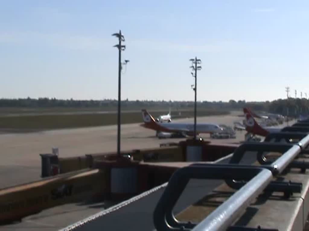 Ankunft der Sky Airlines B 737-8BK TC-SKH am 01.05.2011 auf dem Flughafen Berlin-Tegel