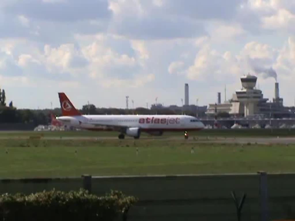 Atlasjet A 321-211 TC-ATR beim Start in Berlin-Tegel am 28.09.2013