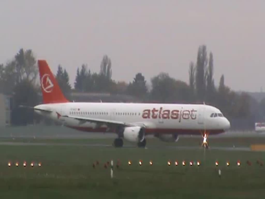 Atlasjet A 321-211 TC-ATZ beim Start in Berlin-Tegel am 26.10.2014