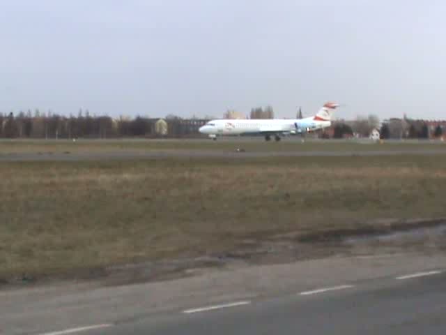 Austrian Arrows Fokker 100 OE-LVM beim Start in Berlin-Tegel am Morgen des 27.02.2010