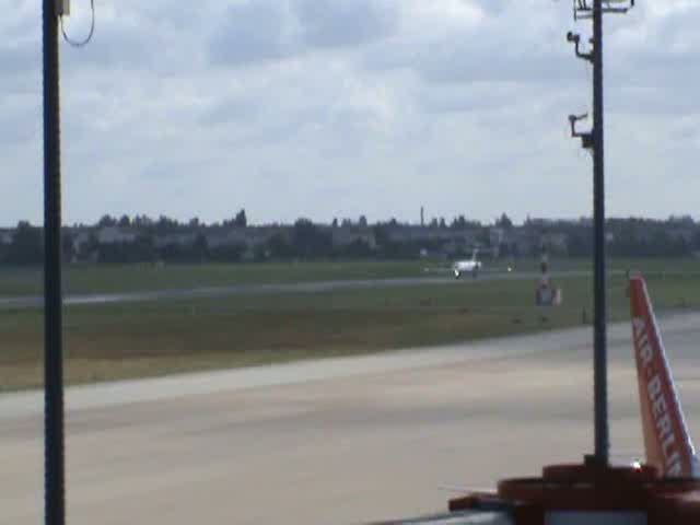 Austrian Arrows Fokker 70 OE-LFG beim Start in Berlin-Tegel am 26.07.2009