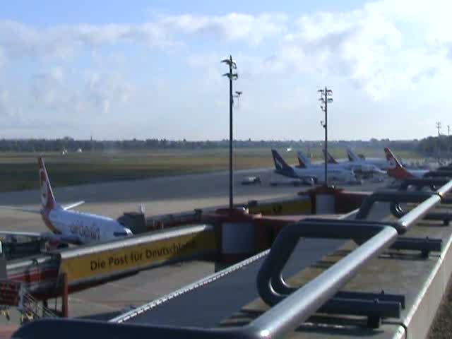 Austrian Arrows Fokker 70 OE-LFR beim Start in Berlin-Tegel am 12.09.2009