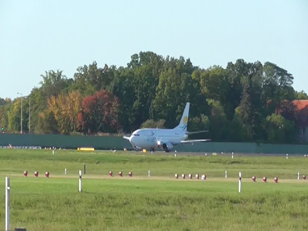 Aviolet, Boeing B 737-3H9, YU-AND, TXL, 12.10.2019