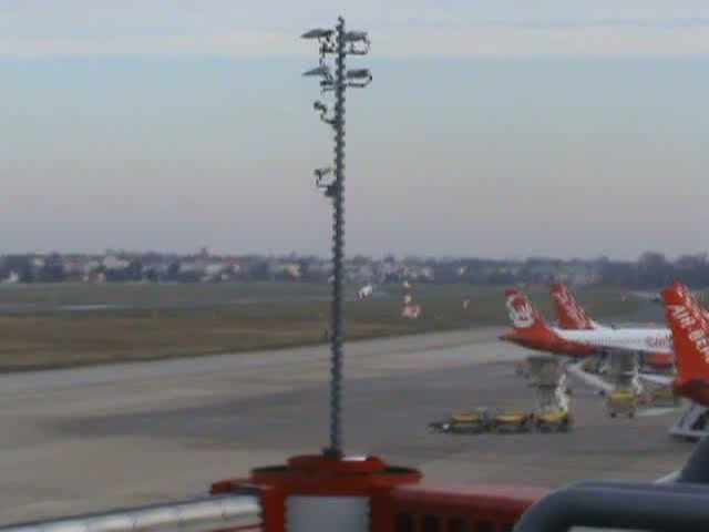 Bertelsmann Dassault Falcon 2000EX D-BERT beim Start in Berlin-Tegel am 05.12.2009