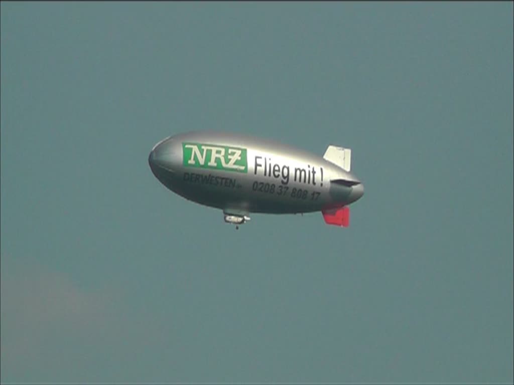 Blimp WDL 1B am 3. September 2011 ber Duisburg.