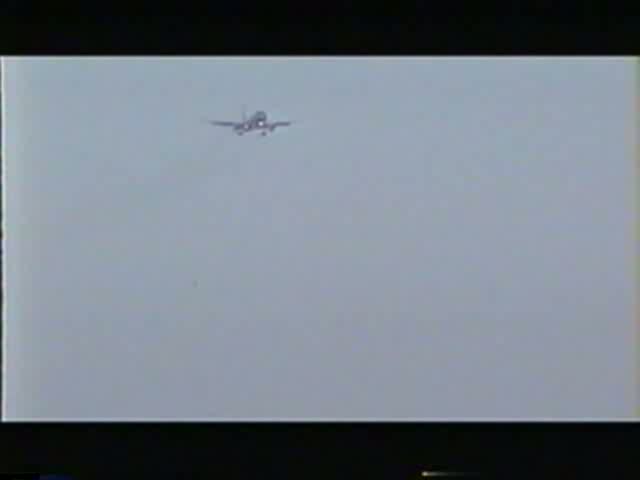 BMI A 321 bei der Landung auf dem Flughafen Mahon im Mai 1999.
Digitalisierung einer Video 8 Aufnahme.
