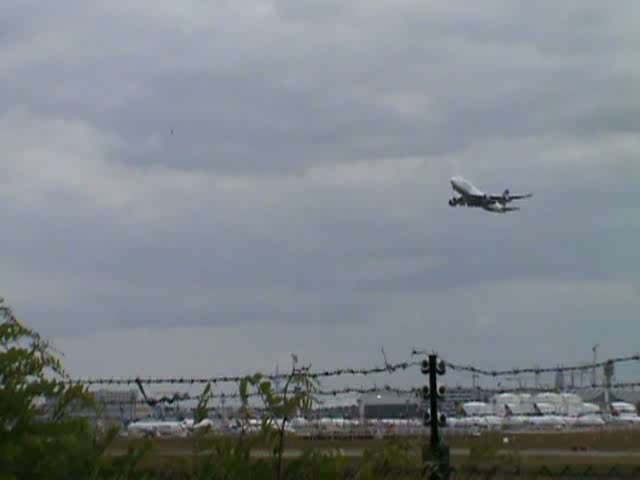 Boeing 747-400 von Lufthansa beim Start in Frankfurt am Main