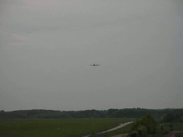 Boeing B747-400F der koreanischen Fluglinie Asiana Airlines landet am Abend des 8.5.2010 in Wien-Schwechat.