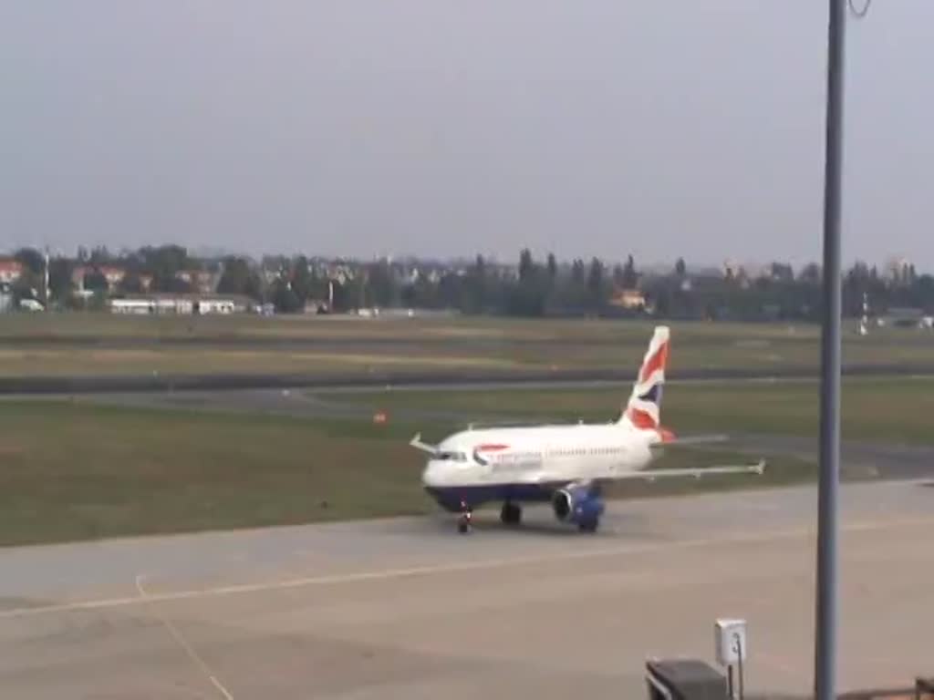 British Airways A 319-131 G-EUPE bei der Ankunft in Berlin-Tegel am 13.09.2015