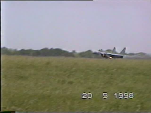 Bundeswehr Mig-29A 29+03 bei der Flugvorfhrung auf der ILA in Berlin-Schnefeld am 20.05.1998, Digitalisierung einer alten Video 8 Aufnahme