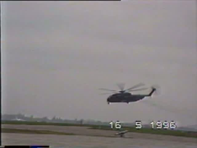 Bundeswehr Sikorsky CH-53 bei der Flugvorfhrung auf der ILA am 16.05.1996, Digitalisierung einer Video 8 Aufnahme