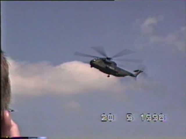Bundeswehr Sikorsky CH-53 bei der Flugvorfhrung auf der ILA in Berlin-Schnefeld am 20.05.1998, Digitalisierung einer Video 8 Aufnahme
