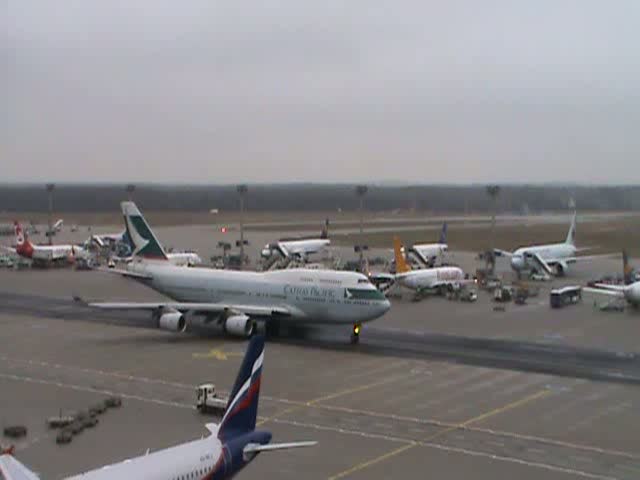 Cathay Pacific-Boeing 747-400 und eine Boeing 757-300 der Condor beim Taxiing in Frankfurt