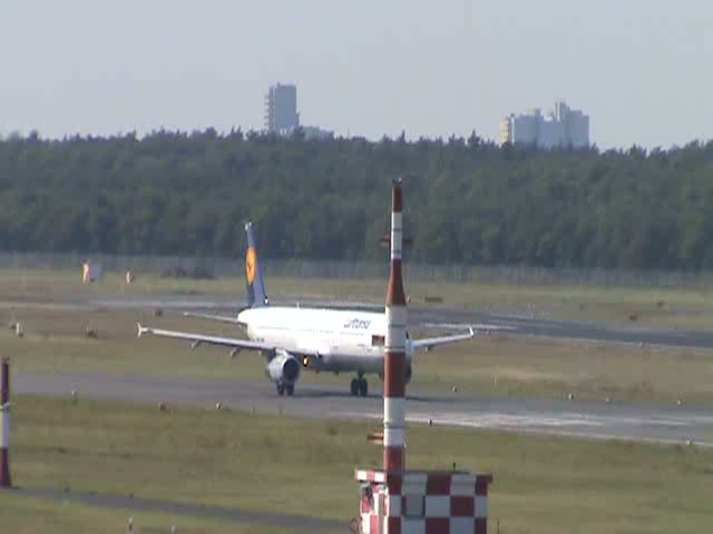  Cleared for take-off runway 08R  
Ein Lufthansa-Airbus A321-100 hebt in Berlin-Tegel am 09.09.09 ab.