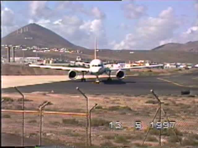 Condor Boeing B 757-200 am 13.05.1997 auf dem Flughafen Lanzarote,
Digitalisierung einer alten Video 8 Aufnahme