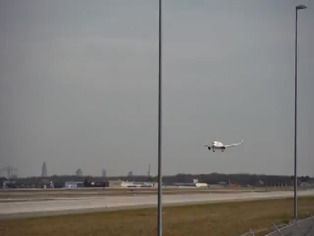 Condor D-ABUP Boeing 767-3Q8(ER)bei der Landung auf der Nordwestbahn in Frankfurt 31.3.2017