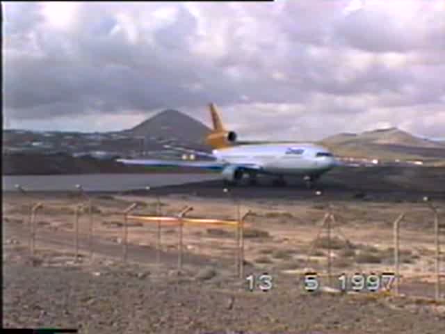 Condor DC 10-30 auf dem Flughafen Lanzarote am 13.05.1997, Digitalisierung einer alten Video 8 Aufnahme