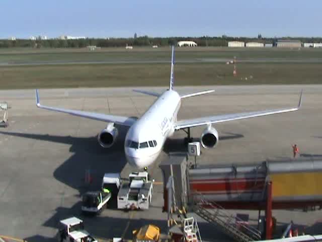 Continental Airlines B 757-224 N33103 beim Pushback und  Anlassen der Triebwerke auf dem Flughafen Berlin-Tegel am 19.04.2009