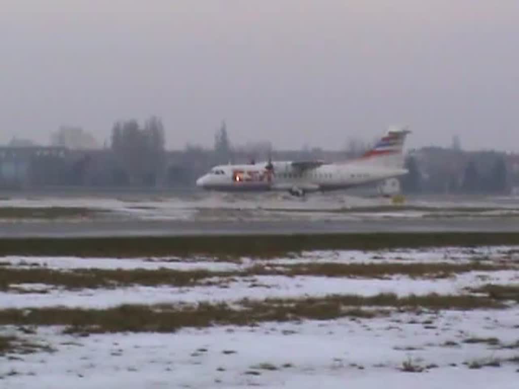 CSA ATR-42-320 OK-VFI beim Start in Berlin-Tegel am frhen Morgen des 08.01.2011